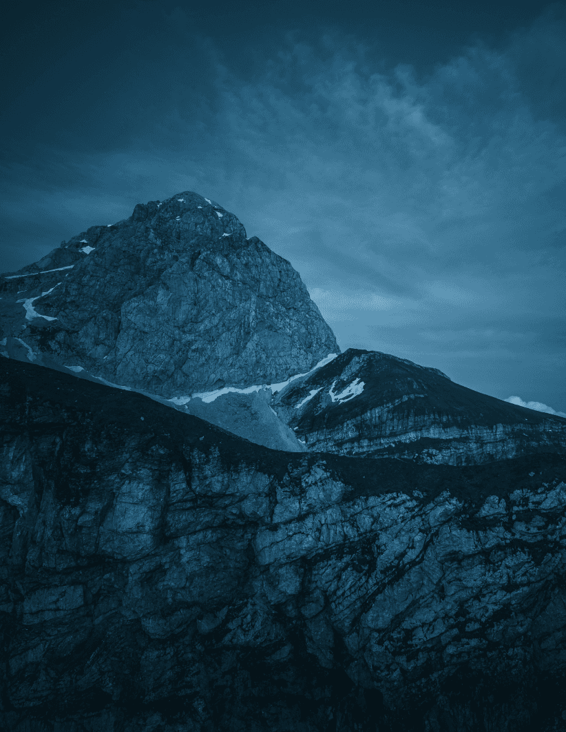 A picutre of snowy mountain peaks